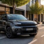 Czarny Jeep Compass zaparkowany przy nowoczesnych budynkach i drzewach na miejskiej ulicy